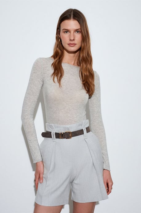 Hoch taillierte Shorts mit Gürtel - Image 4
