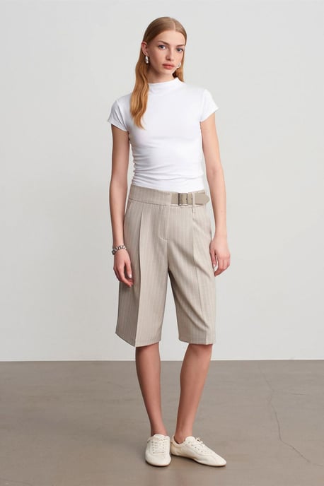 Hochtaillierte gestreifte maßgeschneiderte Shorts mit Gürtel - Image 1