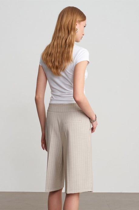Hochtaillierte gestreifte maßgeschneiderte Shorts mit Gürtel - Image 2