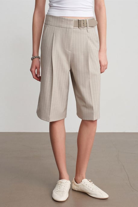 Hochtaillierte gestreifte maßgeschneiderte Shorts mit Gürtel - Image 3