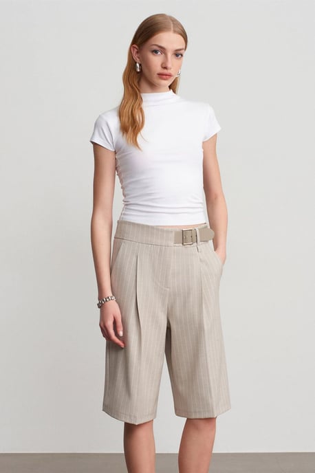 Hochtaillierte gestreifte maßgeschneiderte Shorts mit Gürtel - Image 4