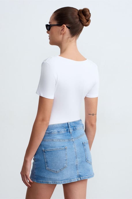 Hoch-taillierter Denim-Minirock mit Gürtel - Image 2