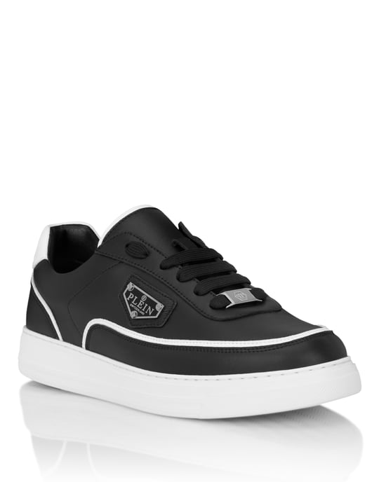 Low-Top Sneakers Triangle - Image 1