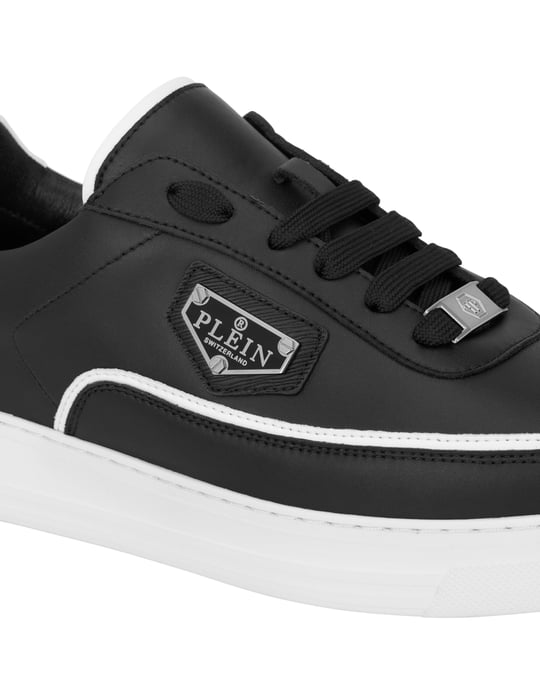 Low-Top Sneakers Triangle - Image 2