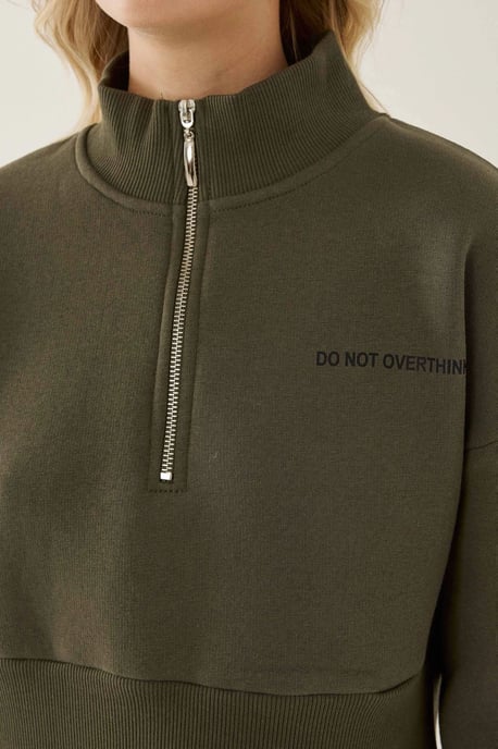 Hiccup Kurz geschnittenes Sweatshirt mit Reißverschlusskragen und Slogan - Khaki - Image 5