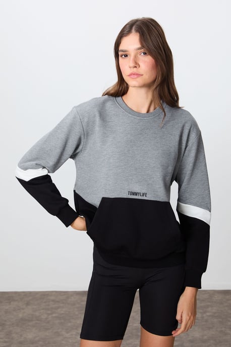 Übergroßes, farbblockiertes Sweatshirt mit Rundhalsausschnitt - Image 4