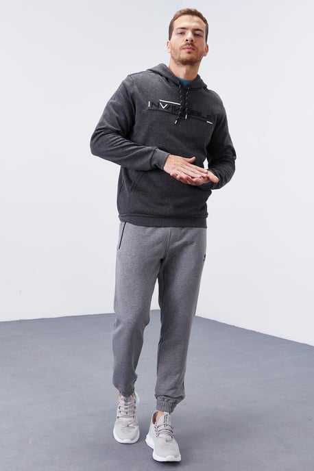 Herren Bedruckter Kapuzenpullover mit Tasche - Image 6