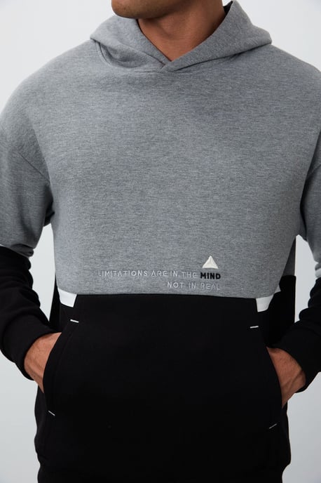 Herren Kapuzenpullover mit Farbblockierung - Image 3