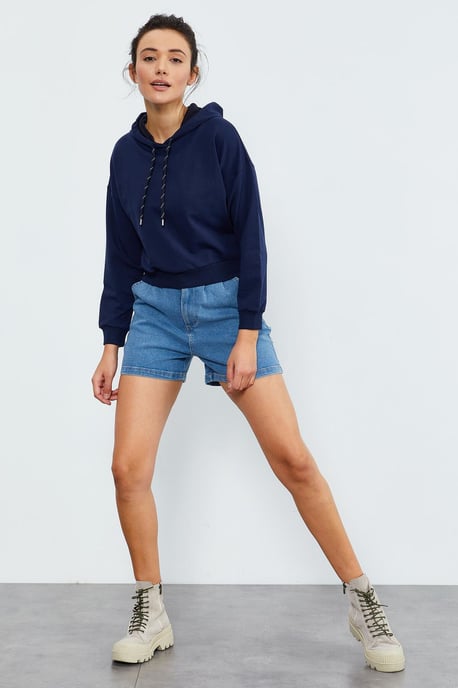 Lässiges Kapuzensweatshirt mit Bindegürtel - Image 6