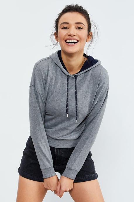 Lässiges Kapuzensweatshirt mit Bindegürtel - Image 3