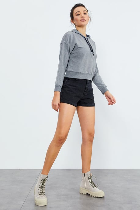 Lässiges Kapuzensweatshirt mit Bindegürtel - Image 6