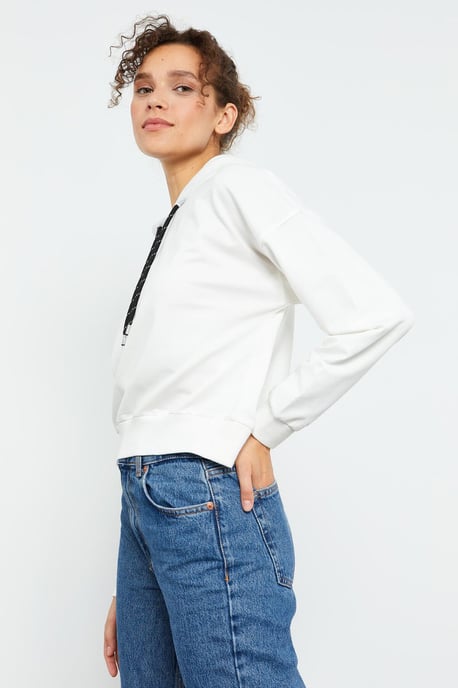 Entspanntes Hoodie-Sweatshirt mit Bindungsdetail - Image 4