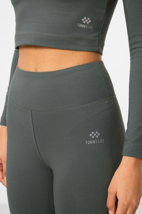 Baumwolle-Elasthan Crop-T-Shirt und Leggings-Set - Image 3