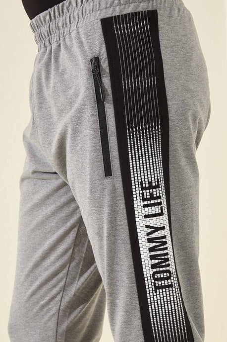 Herren Sweatpants zum Hineinschlüpfen mit Textdruck - Image 2