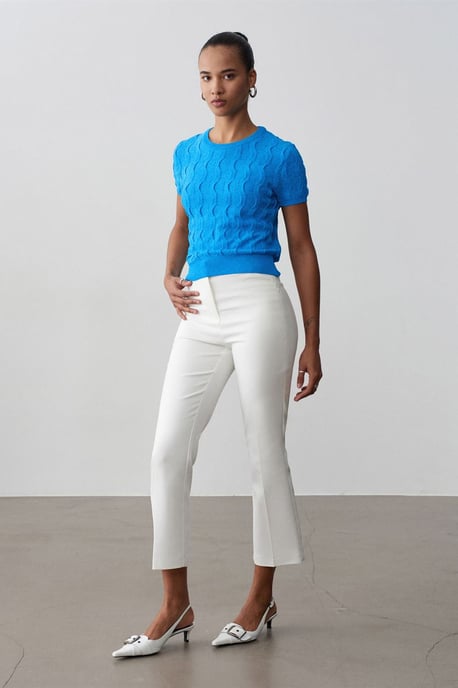 Hochgeschnittene Flared Capri-Hosen - Image 1