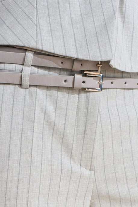 Gestreifte gerade geschnittene Hose mit Gürtel - Image 4