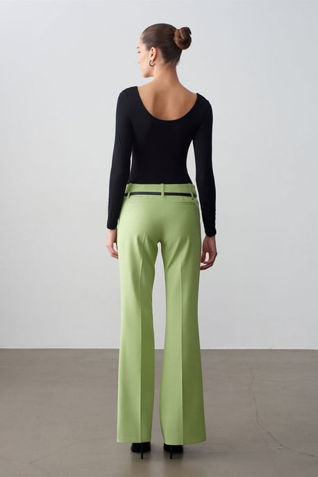Belted Straight-Leg-Crepeshosen - Image 2