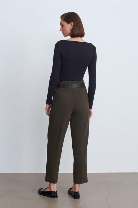 Hochtaillierte gerade Crepe-Hosen mit Gürtel - Image 2