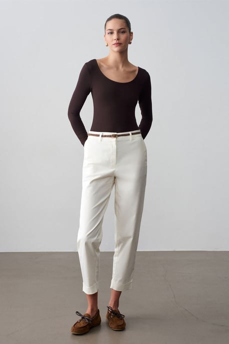 Gecurvte Gabardine-Chinos mit Gürtel und geradem Bein - Image 1