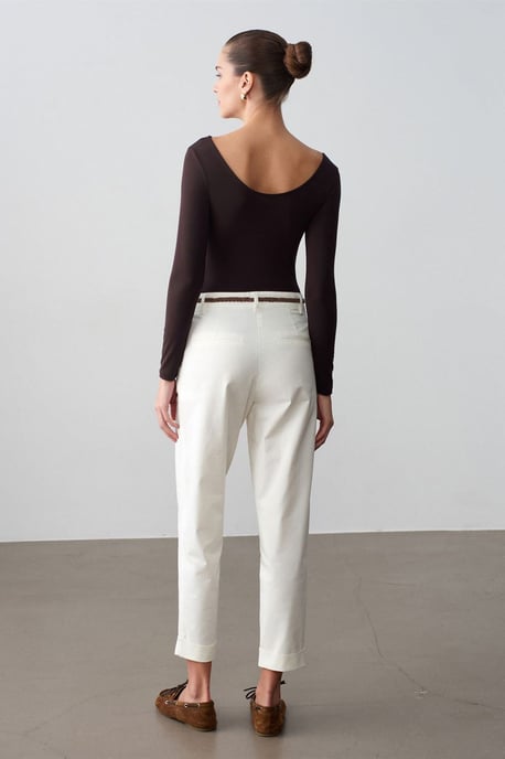 Gecurvte Gabardine-Chinos mit Gürtel und geradem Bein - Image 2