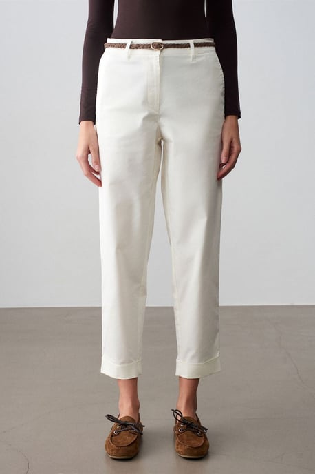 Gecurvte Gabardine-Chinos mit Gürtel und geradem Bein - Image 3
