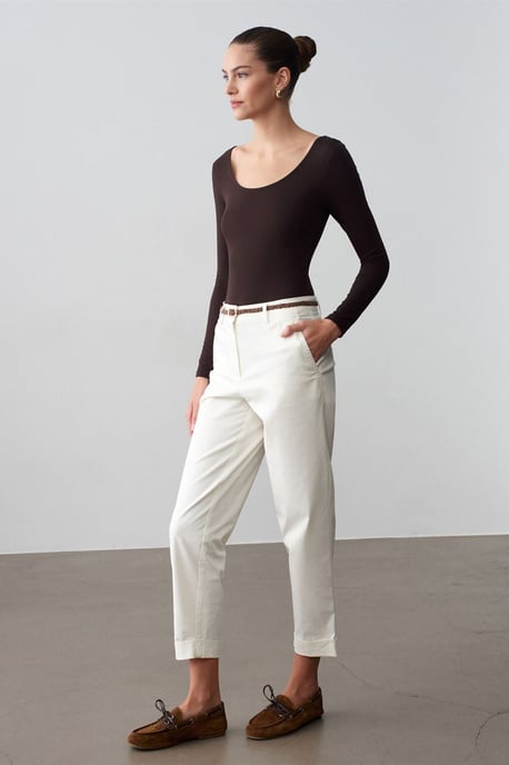 Gecurvte Gabardine-Chinos mit Gürtel und geradem Bein - Image 4
