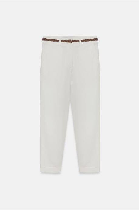 Gecurvte Gabardine-Chinos mit Gürtel und geradem Bein - Image 5