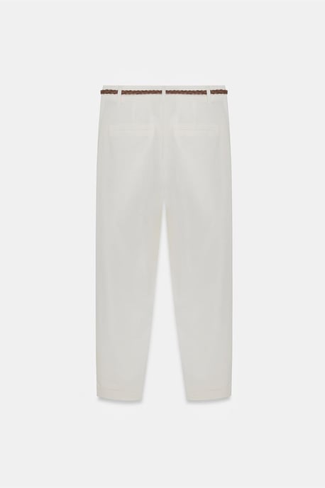 Gecurvte Gabardine-Chinos mit Gürtel und geradem Bein - Image 6
