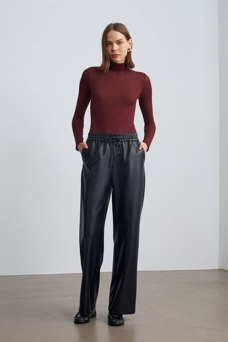 Damenweite Kunstlederhose - Image 1