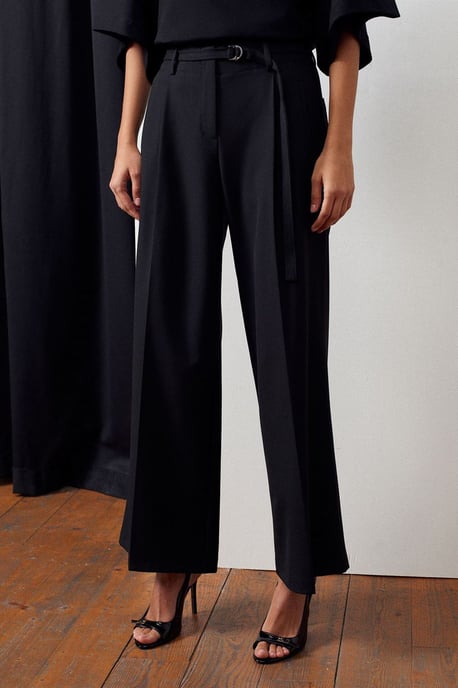 Weite Bundfalten-Hose aus Crepe mit Gürtel - Image 5