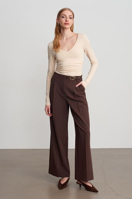 Weite Bundfalten-Hose aus Crepe mit Gürtel - Image 1