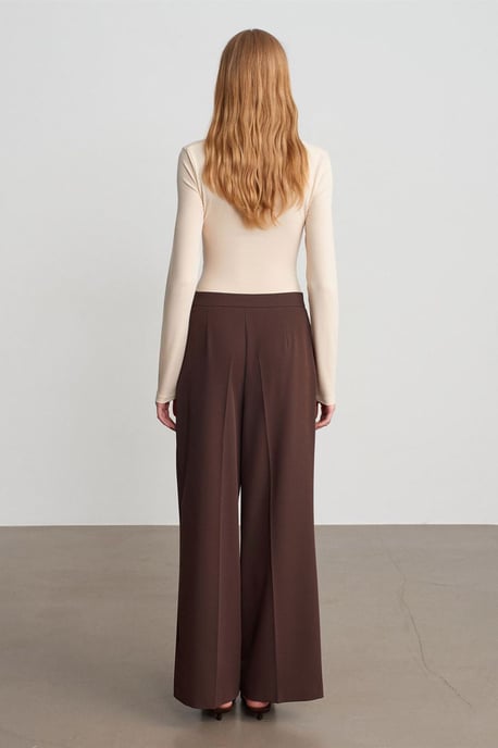 Weite Bundfalten-Hose aus Crepe mit Gürtel - Image 2