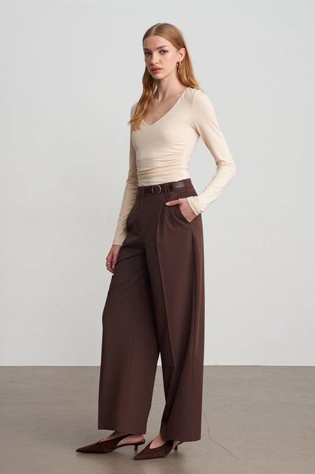 Weite Bundfalten-Hose aus Crepe mit Gürtel - Image 4