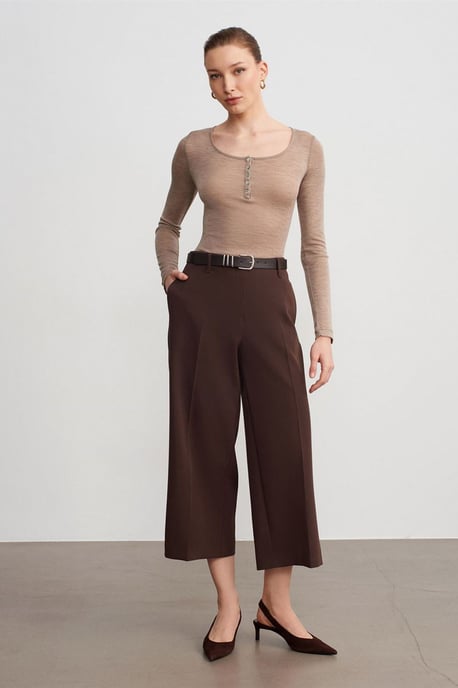 Hoch taillierte, mit Gürtel ausgestattete Crepe-Culottes - Image 1