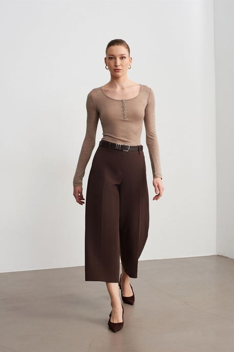 Hoch taillierte, mit Gürtel ausgestattete Crepe-Culottes - Image 4