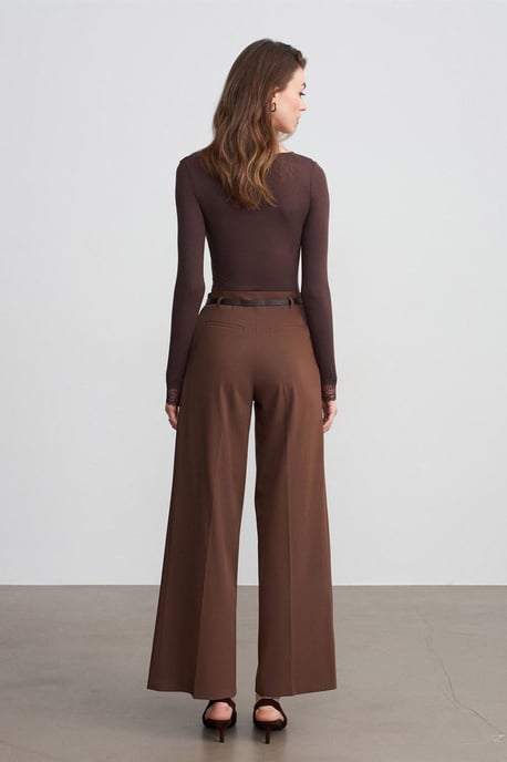 Damenweite Hosen mit Gürtel aus Crepe - Image 2