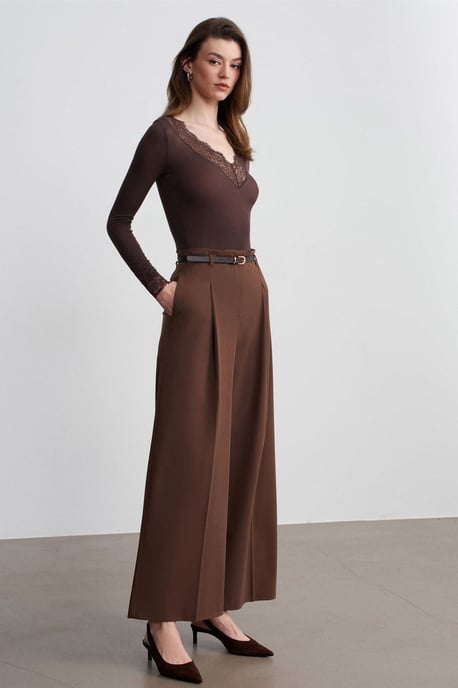 Damenweite Hosen mit Gürtel aus Crepe - Image 4