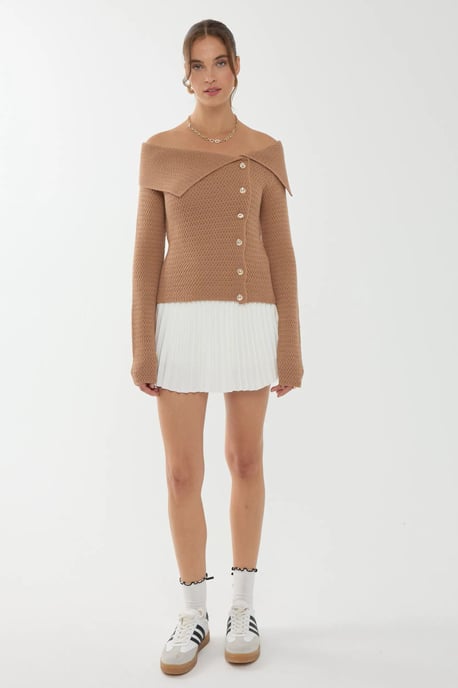 Schulterfreier Pullover mit Knopfdetails - Image 2
