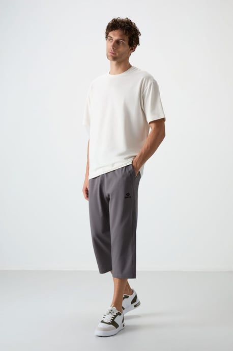 Herren Mid-Waist Weitbeinige Capri-Shorts - Image 1