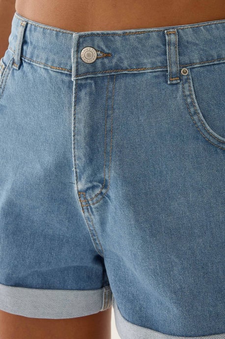 Hochgekrempelte Mom-Fit Shorts - Image 4