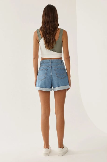 Hochgekrempelte Mom-Fit Shorts - Image 5