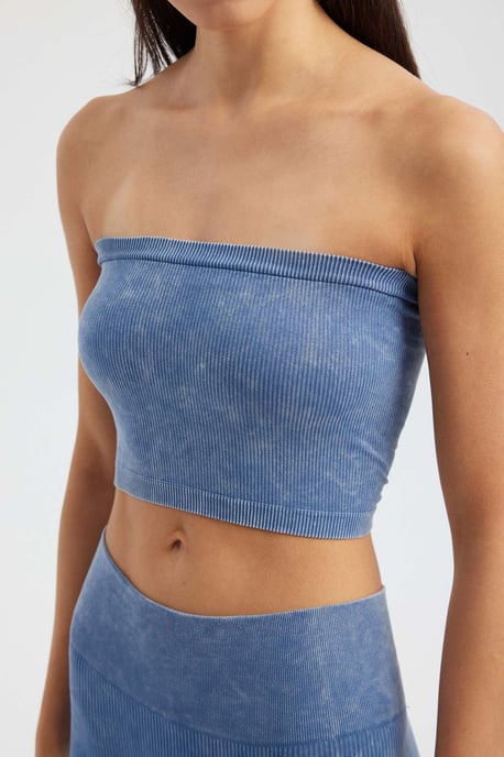 Säuregewaschenes Trägerloses Ripp-Crop-Top - Image 5