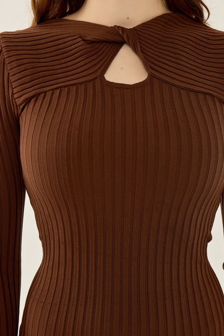 Rippstrick-Midi-Kleid mit Choker-Kragen - Image 5