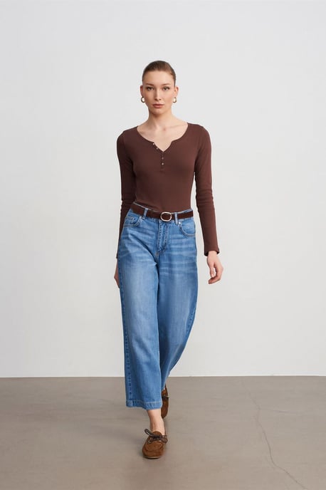 Hochtaillierte Weitbein-Jeans - Image 4