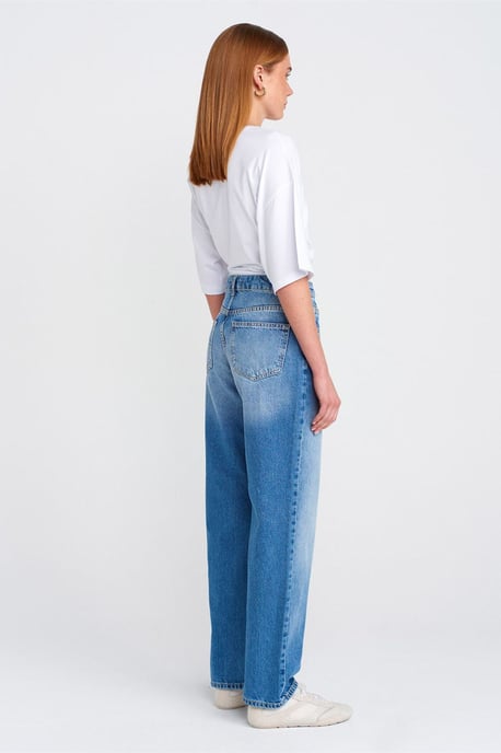 Hochtaillierte Mom-Jeans mit weitem Bein - Image 2