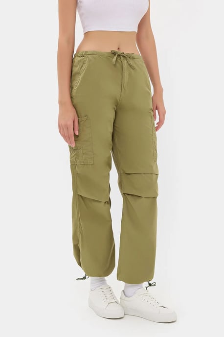 Mittelhohe Cargo-Hosen mit Kordelzug - Image 3