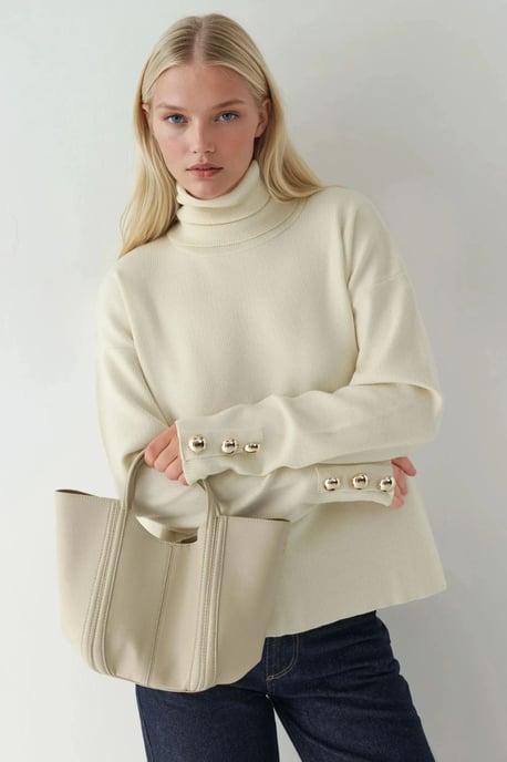 Dicker Pullover mit goldenen Knopfdetails - Image 1