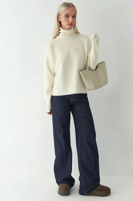 Dicker Pullover mit goldenen Knopfdetails - Image 2