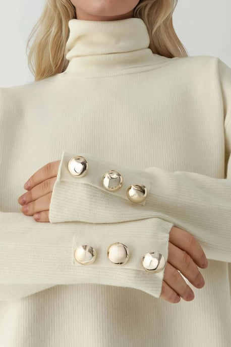 Dicker Pullover mit goldenen Knopfdetails - Image 3