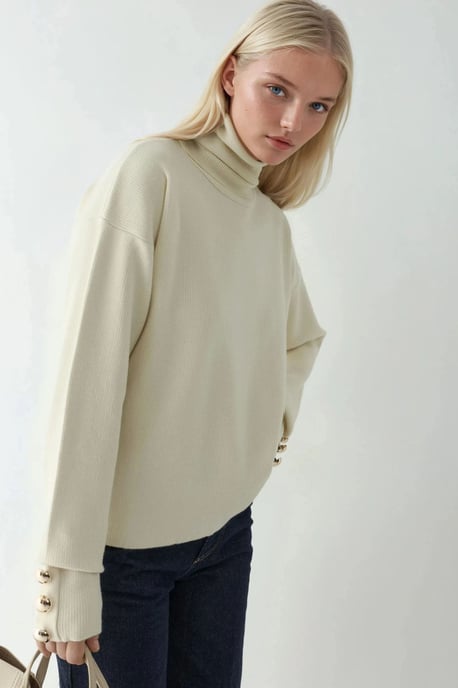 Dicker Pullover mit goldenen Knopfdetails - Image 4
